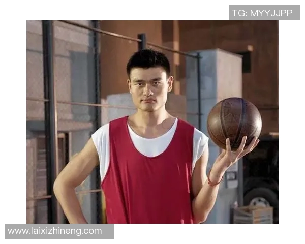 姚明帅气照展现篮球巨星风采与魅力引发粉丝热议