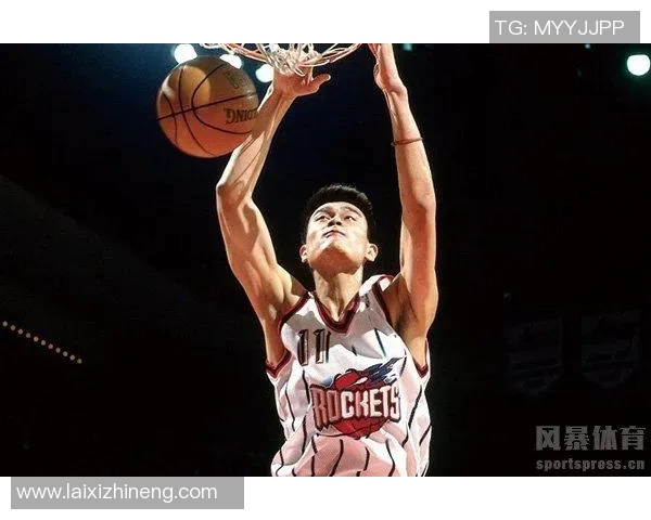 姚明拉弓扣篮瞬间展现力量与优雅的完美结合 姚明拉弓扣篮瞬间展现力量与优雅的完美结合
