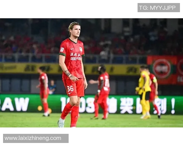 足球明星不满裁判判罚做出鄙视手势引发热议视频曝光引发球迷讨论